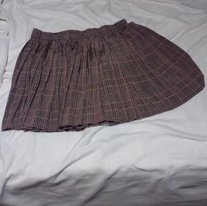 Banana Republic size 14 beige red and black houndstooth pleated above the skirt‎